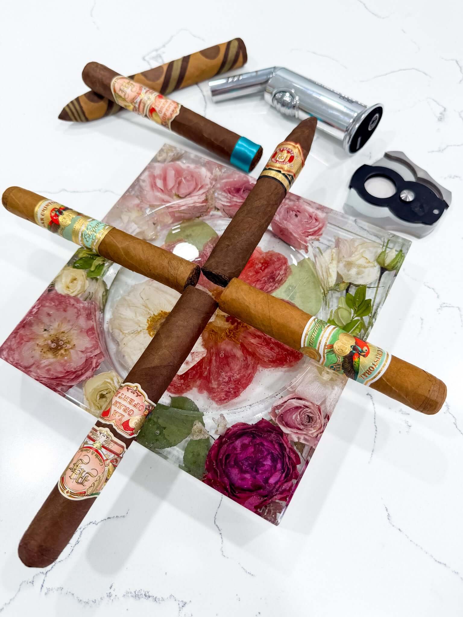 Flower Preservation Ashtray Resin Luxury Cigar Ashtray Wedding Bouquet Preservation Cigar Rest for 4-Cigar Lounge Ashtray Preserved Bouquet