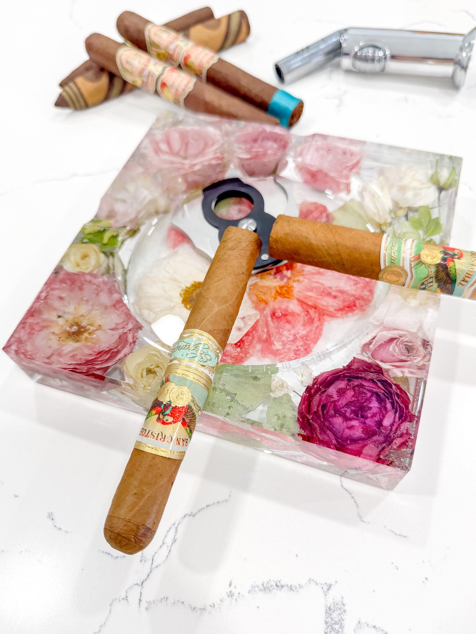 Preserved Flower Cigar Ashtray Luxury Handcrafted Resin Ashtray 4 Cigar Rest Premium Floral Gift for Men Groomsmen Gift Executive Office Decor