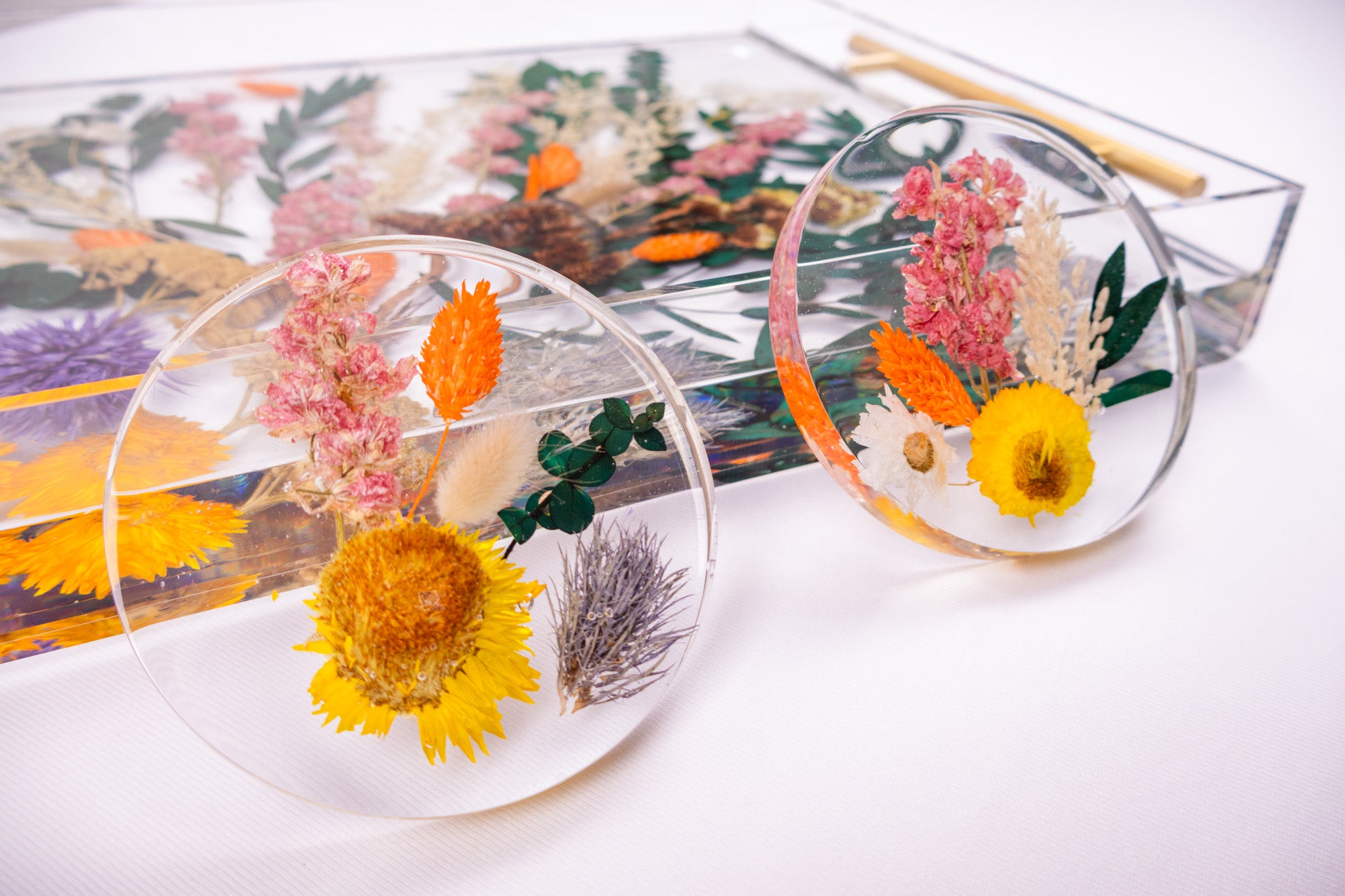bouquet preservation round coasters made with pressed flowers, preserved with epoxy resin