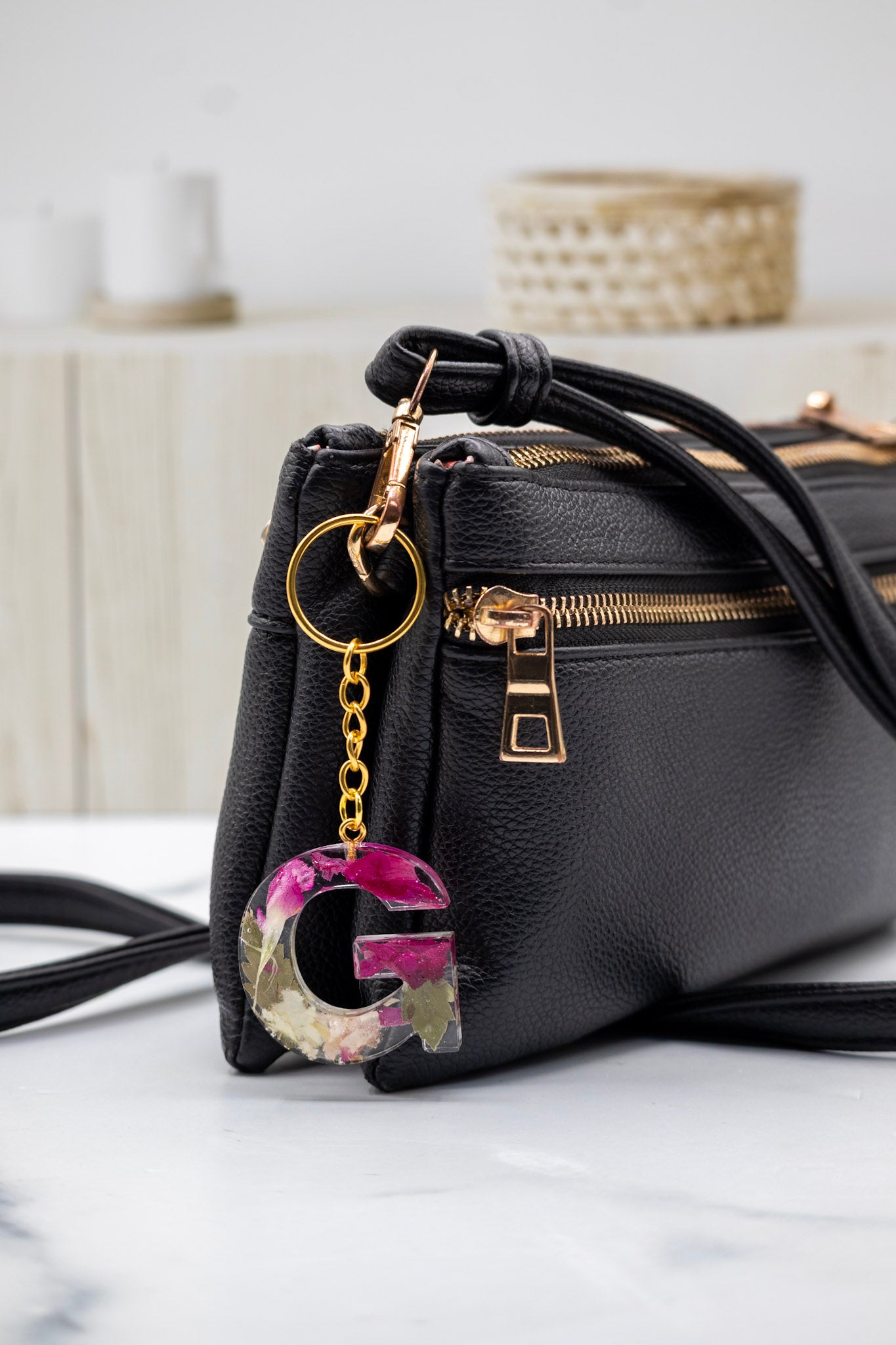 Dried flower preservation keychain showing bouquet flowers in resin alphabet letter design