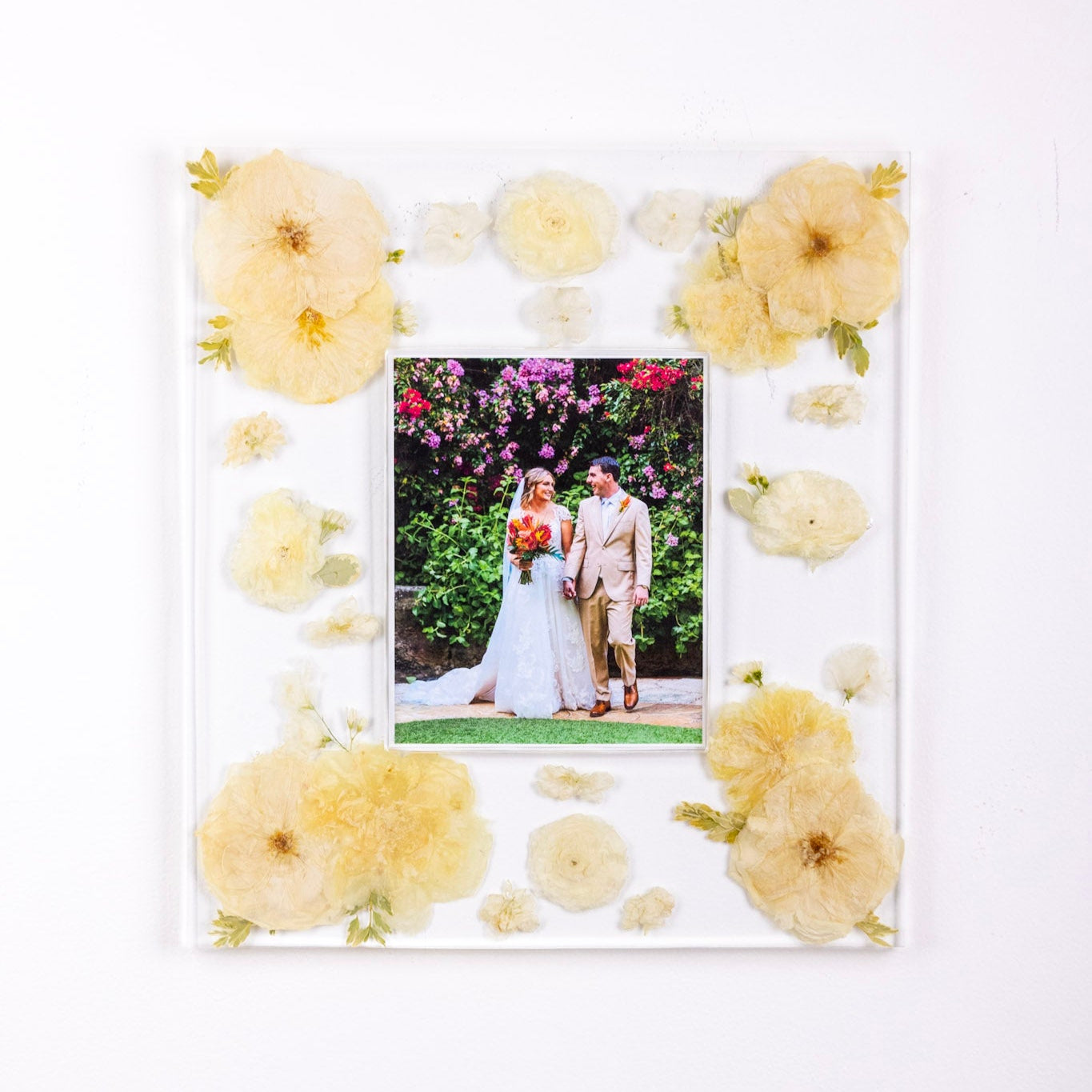Wedding Bouquet Framed White Flower Wedding White Rose Bouquet Preservation Resin Bouquet Frame for Wedding Flower in Frame Pressed Flower Preservation Photo Frame