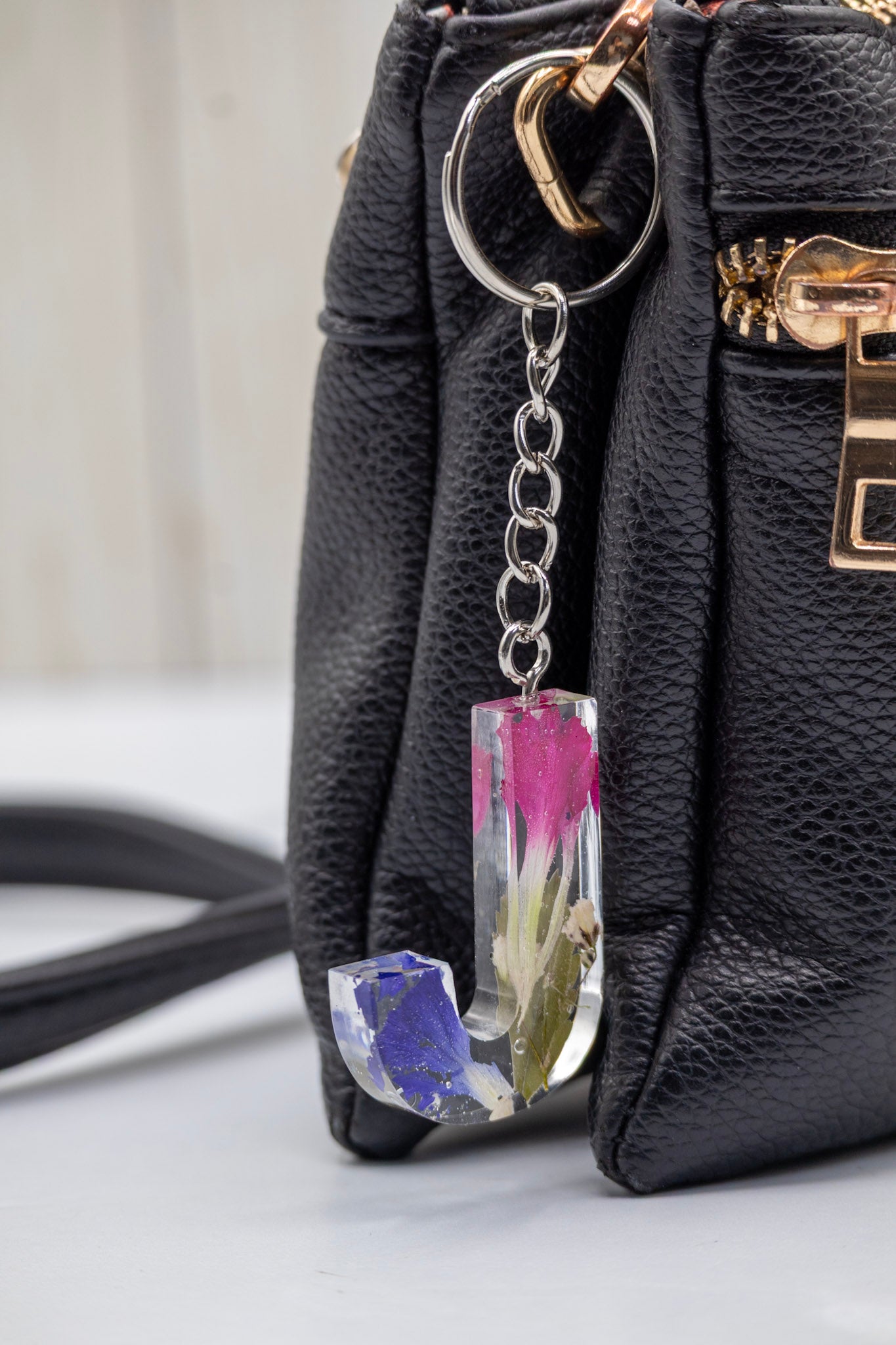 Preserved bouquet keychain with dried flower preservation in clear resin letter monogram key chain