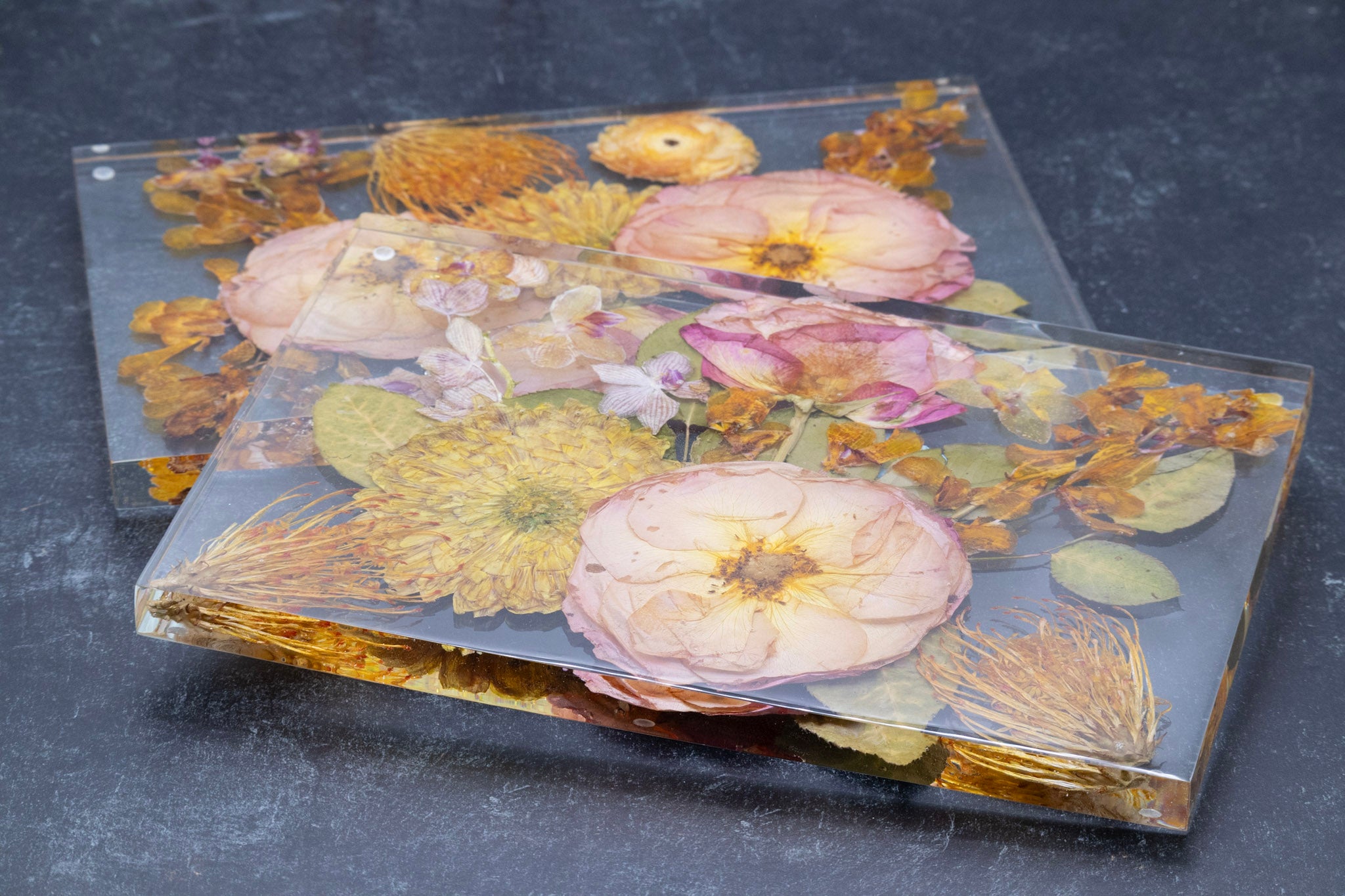 2 flower preservation plaques made of epoxy resin and pressed flowers