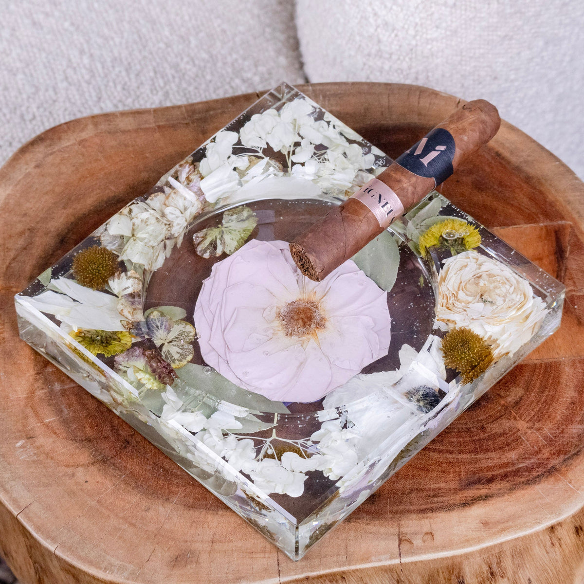 Bouquet preservation Resin cigar ash tray with real preserved flowers inside