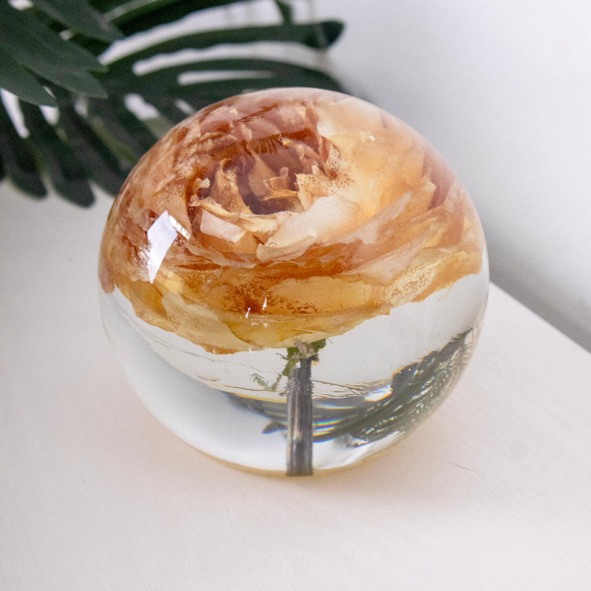 Round resin ball bouquet preservation sphere desk decor made with real rose inside