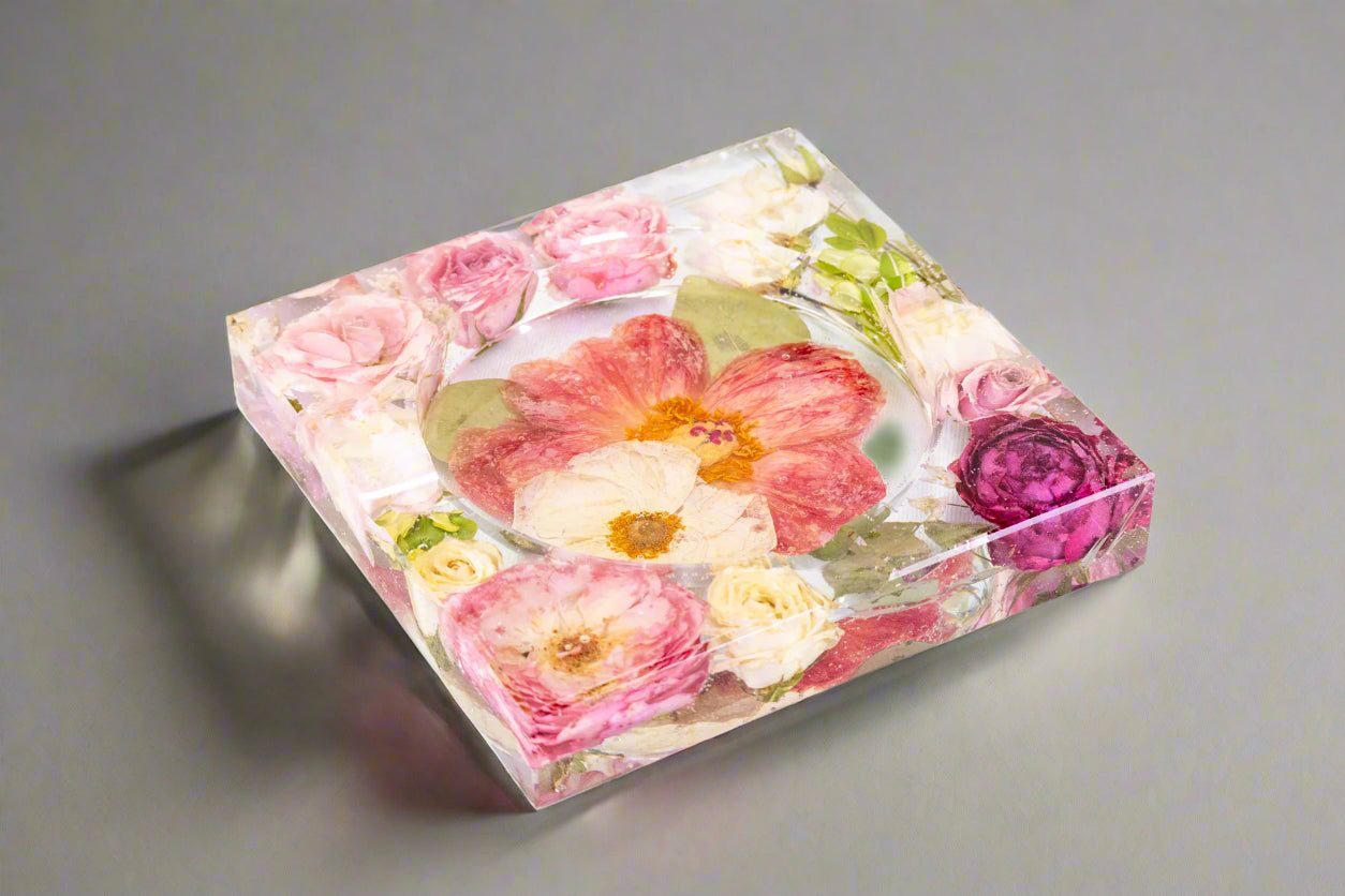 Our flower preservation ashtray transforms your wedding bouquet into a luxury cigar accessory, where your precious blooms are expertly preserved in crystal-clear resin, creating a sophisticated 4-cigar rest that brings elegance to your cigar lounge while serving as a distinguished conversation piece that celebrates your special day